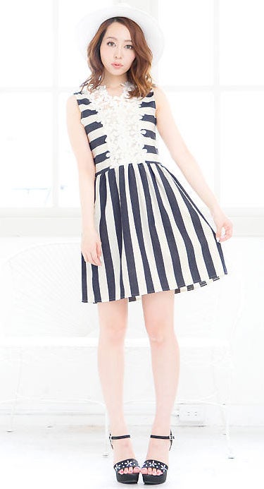 胸元レース☆ストライプ×ボーダーコットンフレアワンピース「神戸レタス」2990円（税込）
