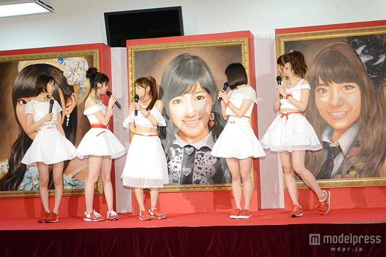 （左から）宮脇咲良、指原莉乃、高橋みなみ、横山由依、柏木由紀