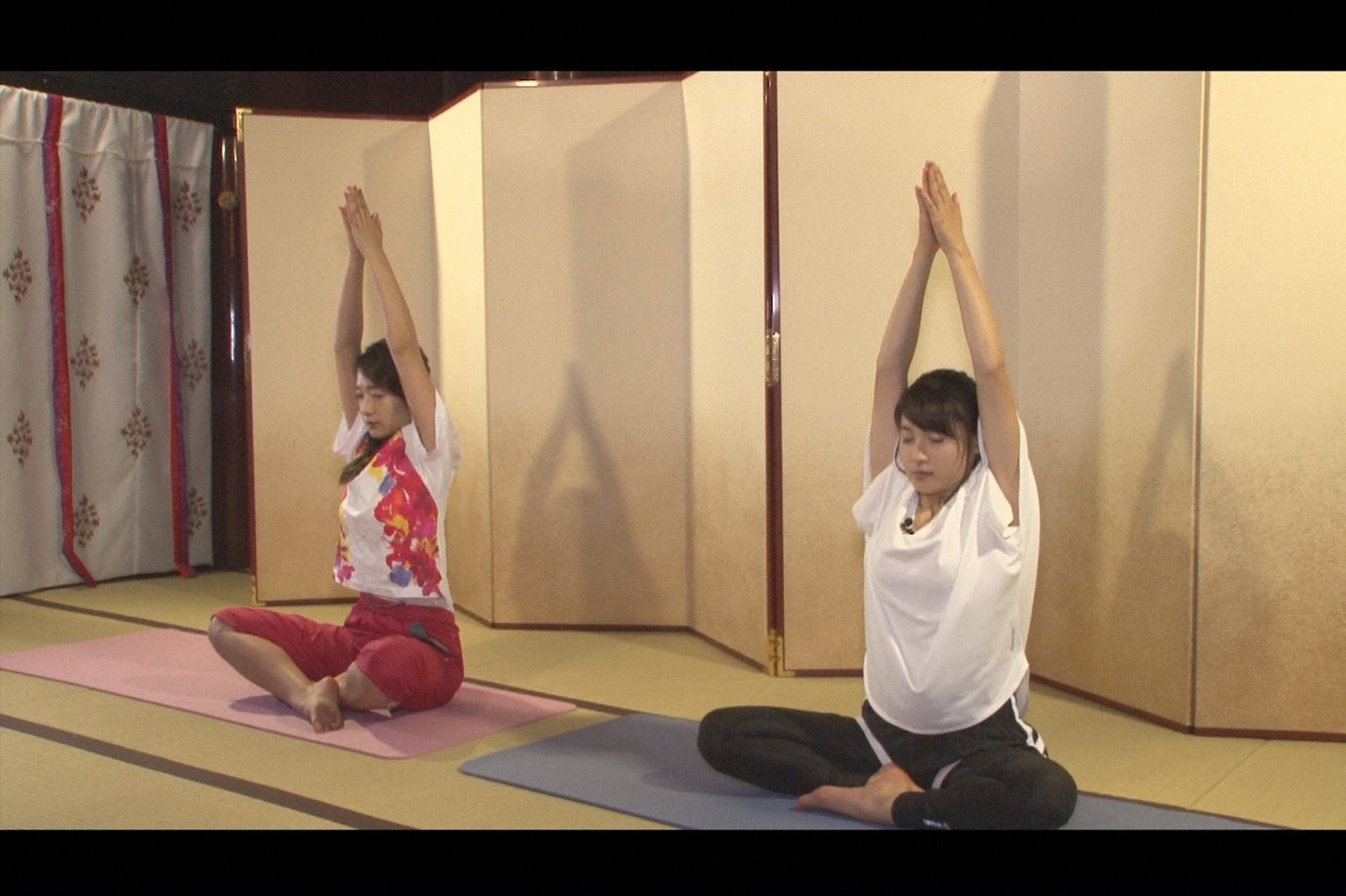 吉田明世アナ、土屋太鳳 （C）TBS