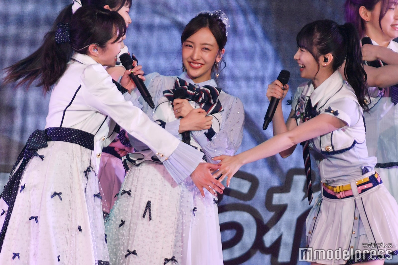 峯岸みなみ、板野友美、武藤十夢「峯岸みなみ卒業コンサート～桜の咲かない春はない～」（C）モデルプレス