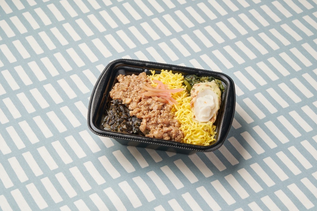 かしわめし＆サラダちくわ（税込398円）（提供写真）