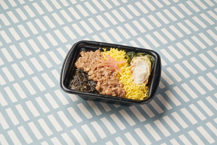 かしわめし&サラダちくわ(税込398円)(提供写真)