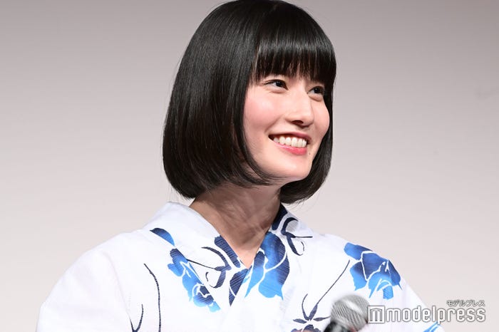 黒髪の橋本愛(C)モデルプレス