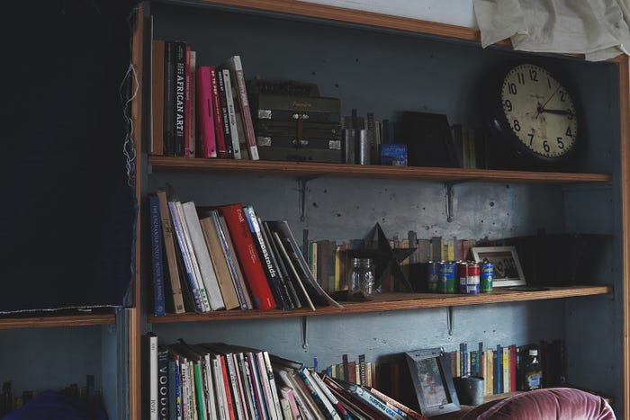 三角哲彦の部屋(C)2022「月の満ち欠け」製作委員会