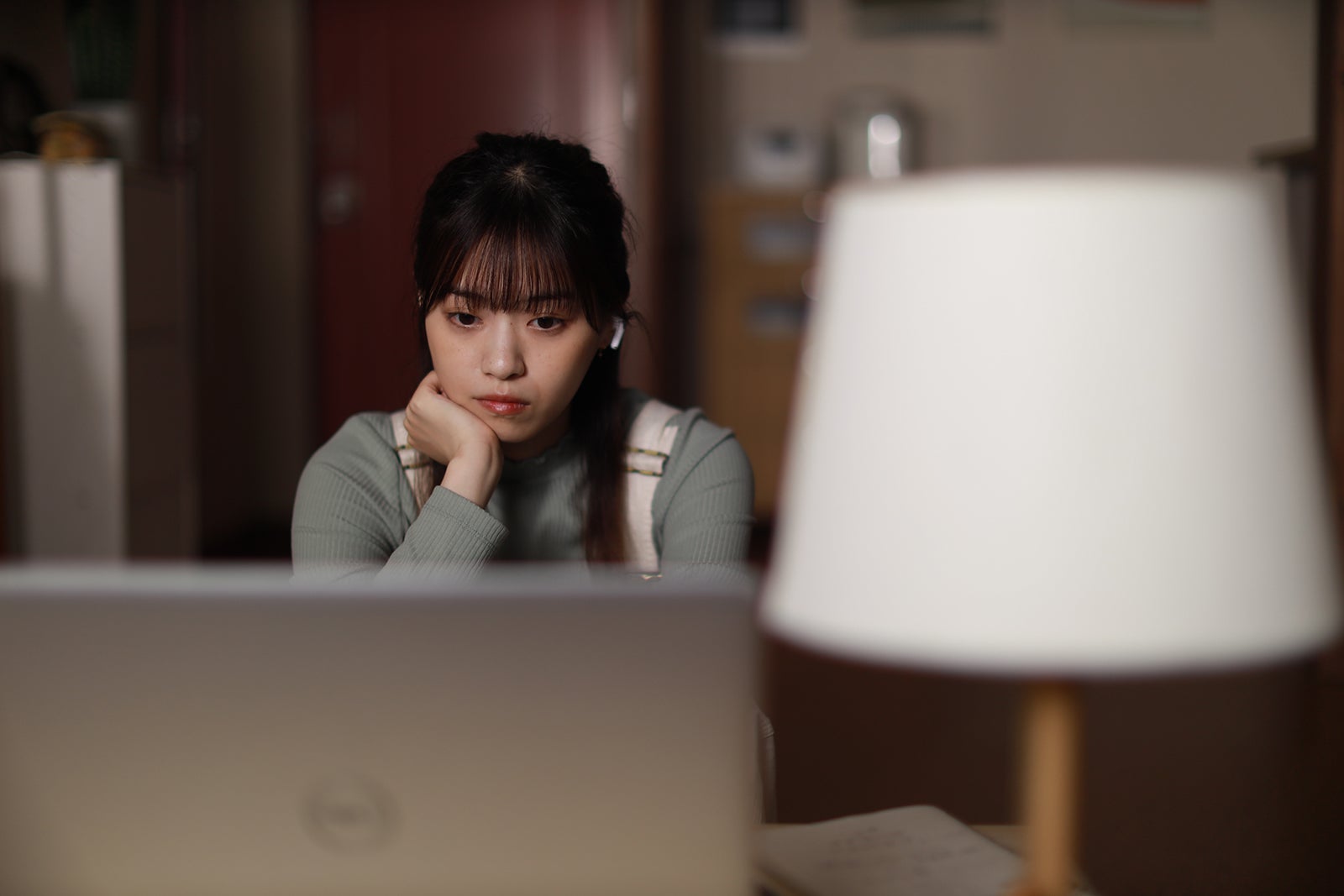 西野七瀬／「言霊荘」第3話より（C）テレビ朝日