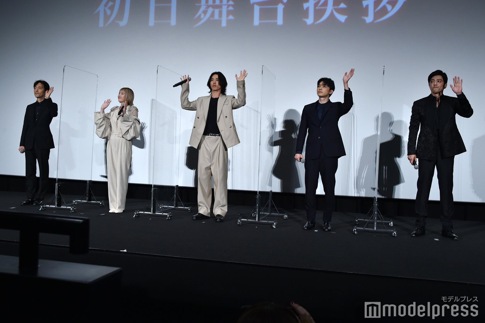 「キングダム2 遥かなる大地へ」初日舞台挨拶に出席した（左から）佐藤信介監督、清野菜名、山崎賢人、吉沢亮、大沢たかお （C）モデルプレス