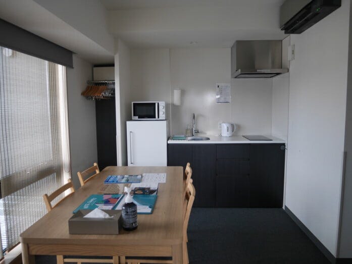 レンジに冷蔵庫、ケトルや電磁調理器。包丁や鍋などの調理器具もそろう（MIMARU大阪 難波STATION）