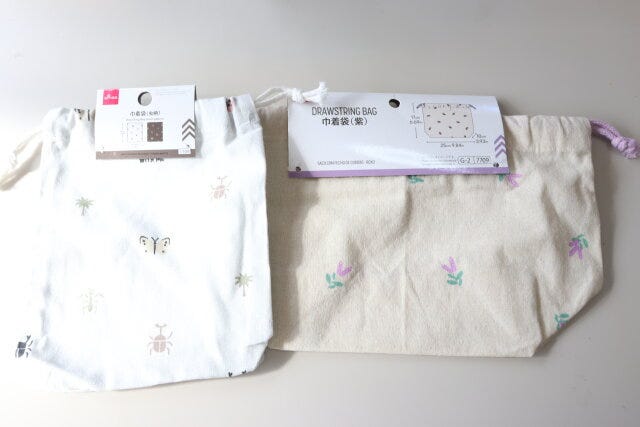ダイソー　巾着袋（虫柄）　巾着袋（紫）　商品タグ