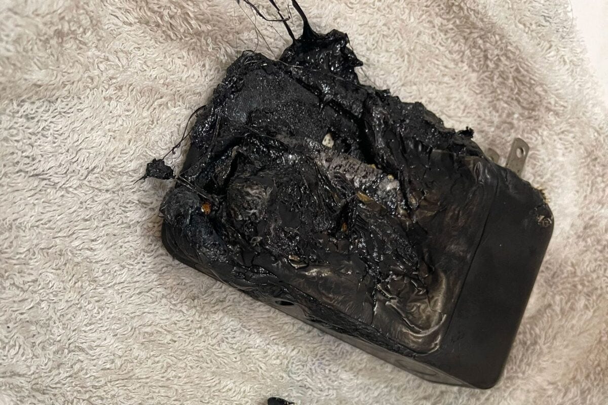 発火したモバイルバッテリー