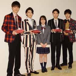 左から：山本涼介、飯島寛騎、平祐奈、磯村勇斗、稲葉友 （C）モデルプレス