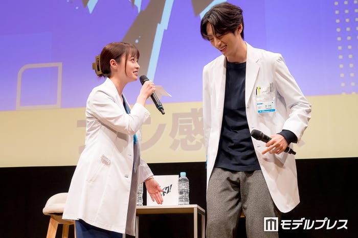 橋本環奈、許豊凡(C)モデルプレス