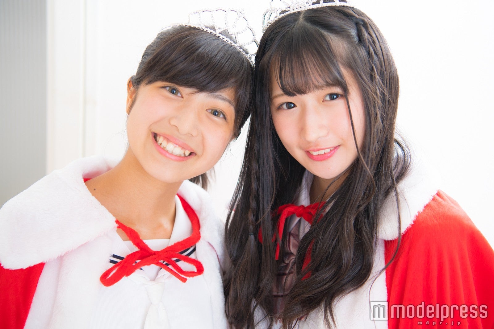 （左から）グランプリ・吉田莉桜（りおちょん）さん、準グランプリ・貝賀琴莉 （ことぴよ）さん／「高一ミスコン」（C）モデルプレス