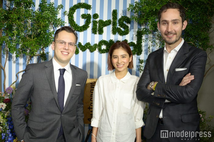 (左から)マイク・クリーガー氏、ラブリ、ケビン・シストロム氏