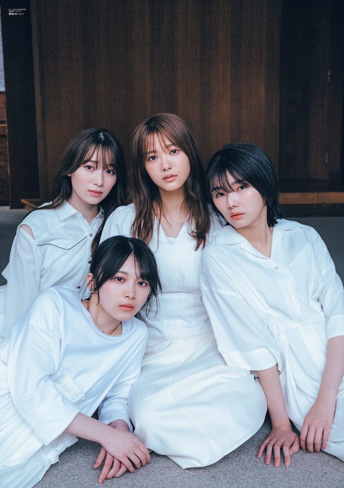 (左から)守屋麗奈、森田ひかる、田村保乃、藤吉夏鈴「B.L.T.」5月号別冊付録両面超ビッグポスター(裏) (画像提供:東京ニュース通信社)