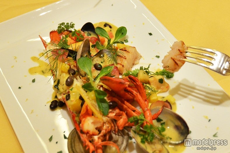 カナダ産ロブスターのロースト　ムール貝とホタテ、彩り野菜のチャウダーソースサフラン風味