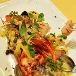 カナダ産ロブスターのロースト　ムール貝とホタテ、彩り野菜のチャウダーソースサフラン風味