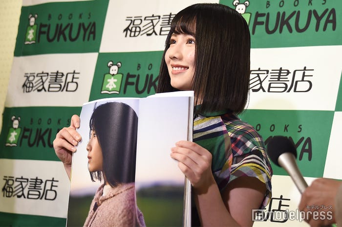 お気に入りカットを見せる渡邉美穂 (C)モデルプレス