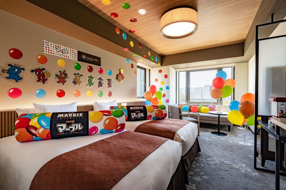 京都に人気菓子「マーブル」コラボルーム、7色のカラフル装飾でポップ＆かわいく