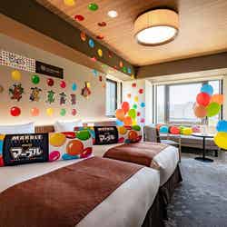 京都に人気菓子「マーブル」コラボルーム、7色のカラフル装飾でポップ&かわいく