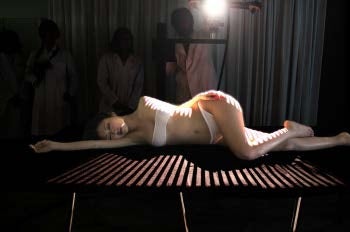 壇蜜のセクシーな体がレースコースに