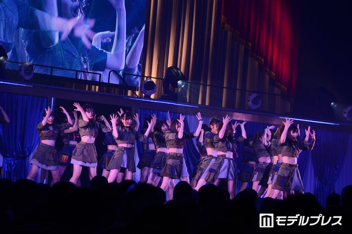 Akb48柏木由紀 高橋朱里らチームb ウエスト見せ衣装で圧巻ダンス バラードも歌唱で 可愛いだけじゃない 魅力アピール セットリスト モデルプレス