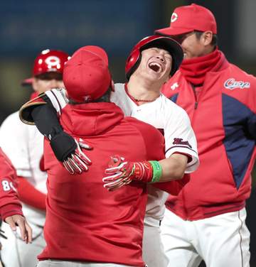 広島・新井監督「喜びすぎて頭痛くなっちゃった」 九回平川同点打「あそこで振れるのは彼の良さ」監督4年目で開幕戦初白星