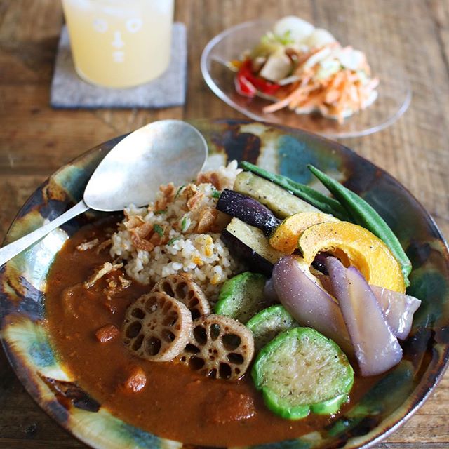 カレーを綺麗に盛り付けるコツをご紹介 ワンランク上のおしゃれなお家ご飯に モデルプレス カレーを綺麗に盛り付けるコツをご紹介 ワンランク上のおしゃれなお家ご飯に モデルプレス