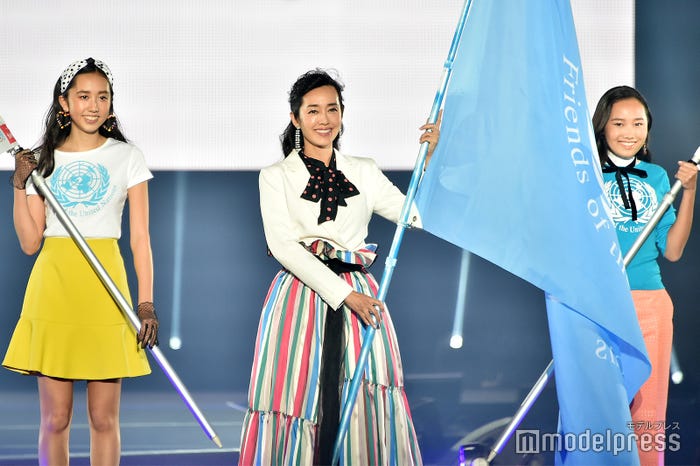 早見優(中央)と長女・ありさ、次女・かれん (C)モデルプレス