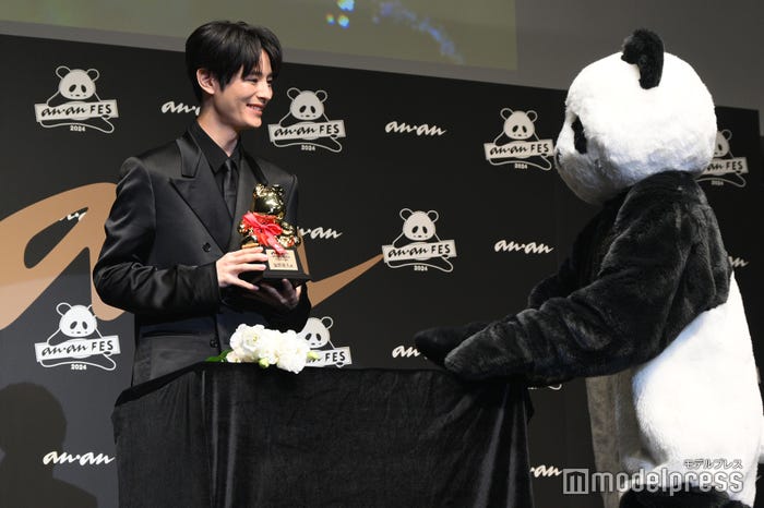 ananパンダに微笑む塩野瑛久(C)モデルプレス