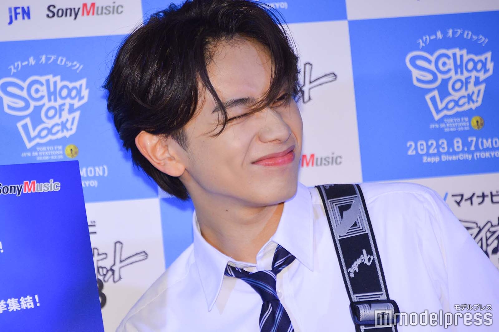 記者のリクエストで“ロックな表情”を見せる宮世琉弥（C）モデルプレス