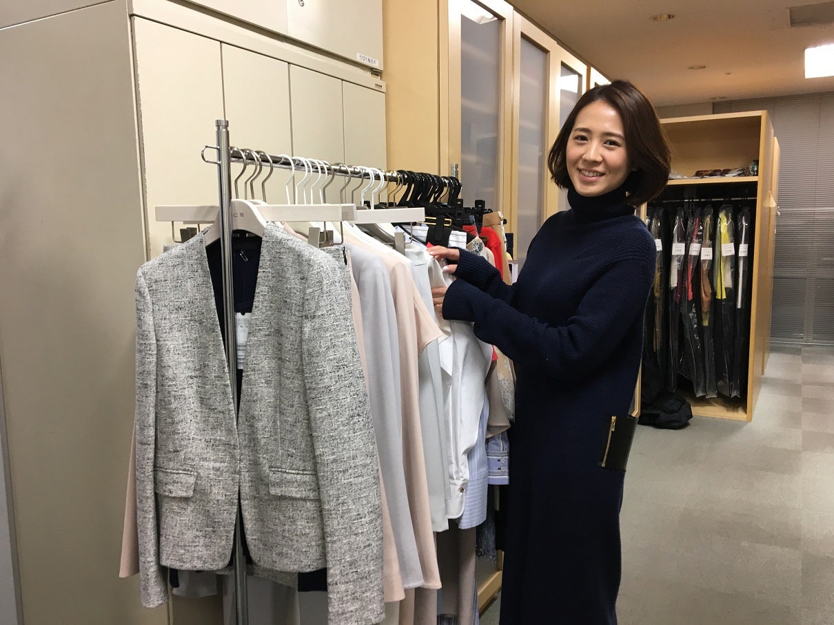 『ＴＨＥ　ＮＥＷＳ　α』と『Ｍｒ．サンデー』の衣装1週間分をまとめて選んでいます。（提供写真）