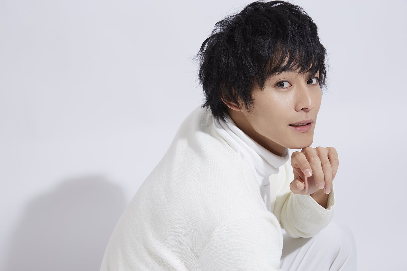 猪野広樹、純白衣装で透明感＆ダークスーツで大人の表情で魅力あふれる