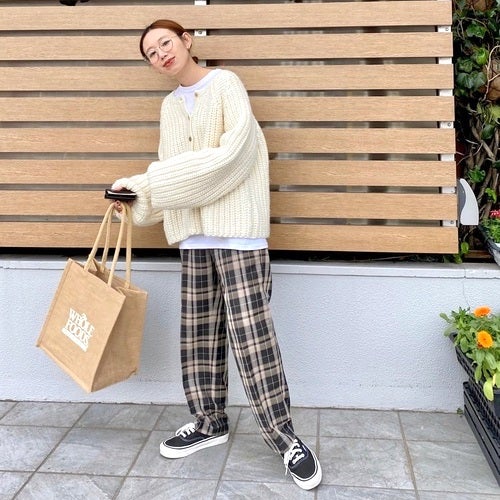 黒スニーカー 春コーデ21選 定番アイテムをおしゃれに格上げする着こなしをご紹介 モデルプレス