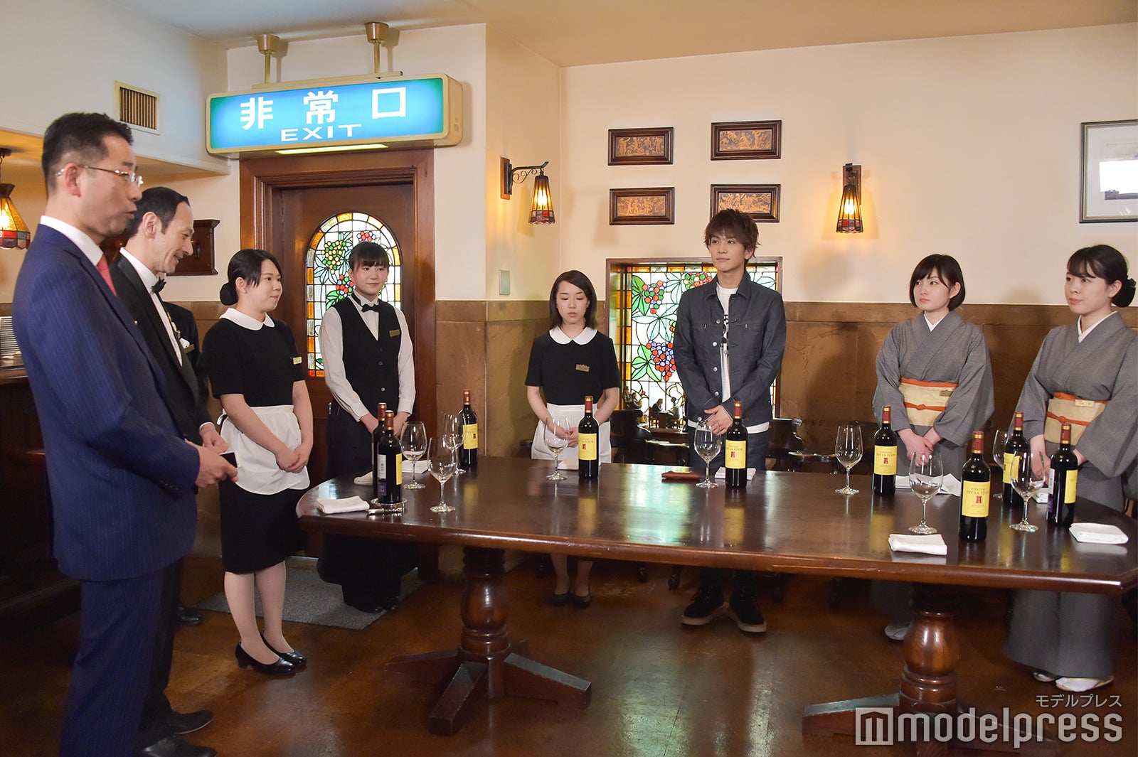 ワインの注ぎ方／岩田剛典「ホテル研修」の様子（C）モデルプレス