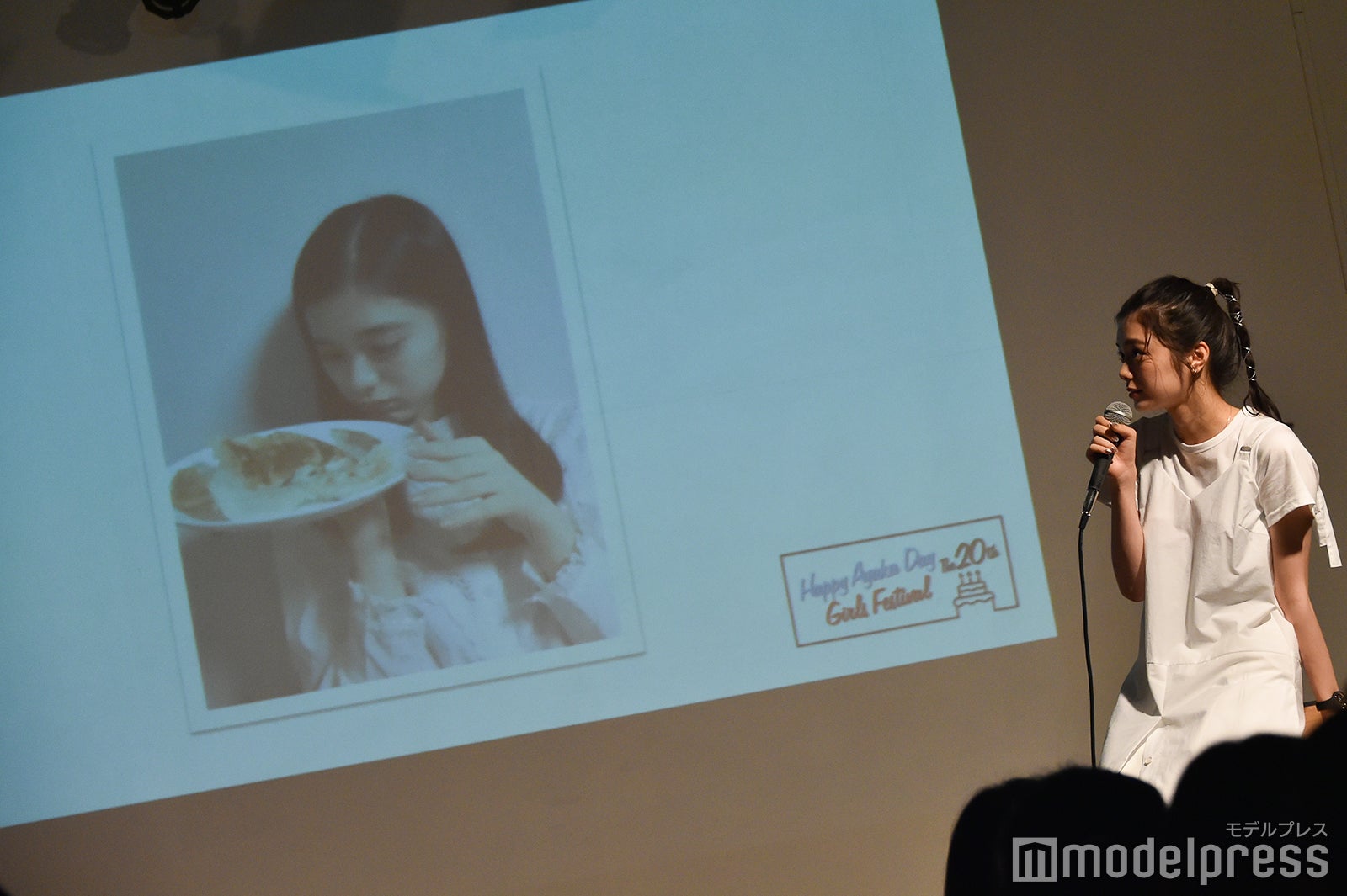 大好きな餃子を持つショット／紺野彩夏ファンミーティング「HAPPY AYAKA DAY GIRLS FESTIVAL」の様子 （C）モデルプレス