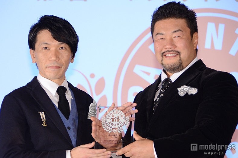 佐々木健介（右）