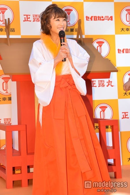 巫女さん姿を披露した鈴木奈々
