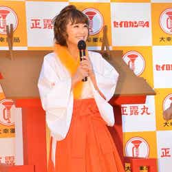 巫女さん姿を披露した鈴木奈々