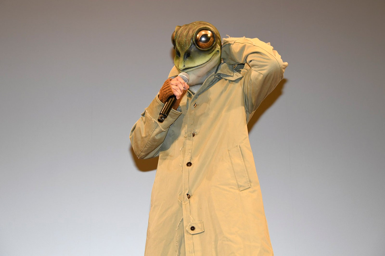 小栗旬、カエル男に扮して登場