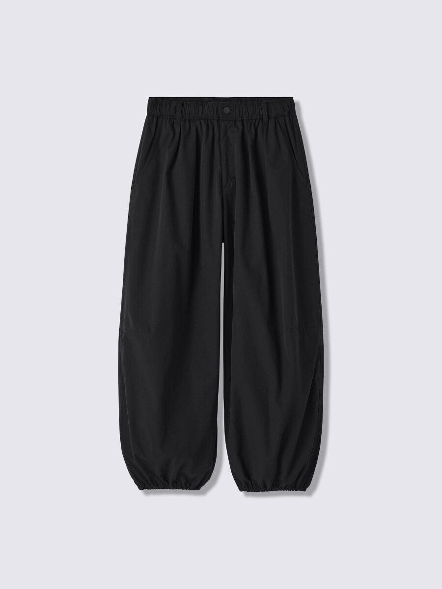 黒いバルーンパンツが平置きされ、ウエストがゴム仕様になっている 黒いバルーンパンツが平置きされ、ウエストがゴム仕様になっている
