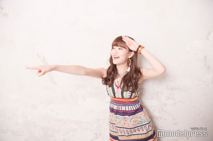 恥ずかしいと言いながらも大胆に夏っぽいポーズをしてくれた芹奈【リトグリの夏ポーズ】(C)モデルプレス