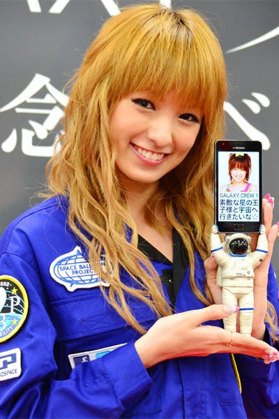 南明奈、キュートなつなぎ姿で最新スマートフォン発表会見に登場