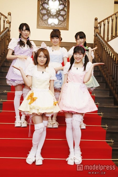 AKB48（左後から：松井咲子、島崎遥香、横山由依、左前から：高橋みなみ、渡辺麻友）