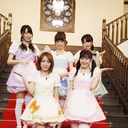 AKB48（左後から：松井咲子、島崎遥香、横山由依、左前から：高橋みなみ、渡辺麻友）