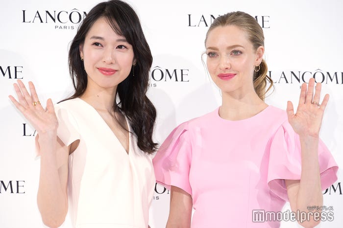 (左から)戸田恵梨香、アマンダ・サイフリッド(C)モデルプレス