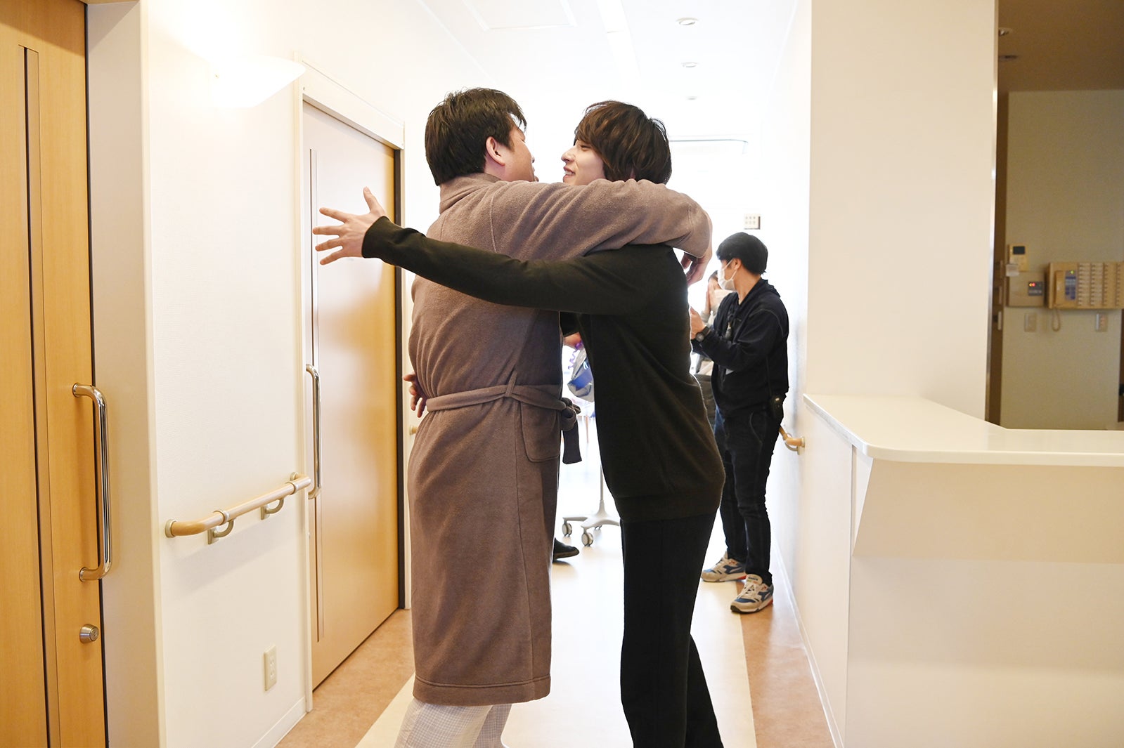 横浜流星＆佐藤二朗がハグ “死闘”振り返る「尋常じゃない精神状態」＜シロでもクロでもない世界で、パンダは笑う。＞