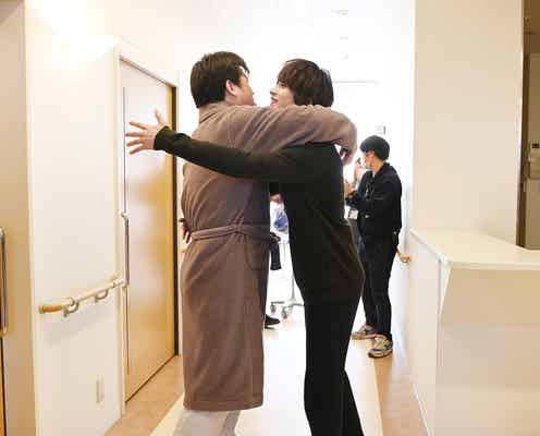 横浜流星&佐藤二朗がハグ “死闘”振り返る「尋常じゃない精神状態」<シロでもクロでもない世界で、パンダは笑う。>