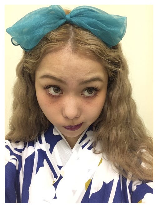 PECO CLUBのアイテムを使ったヘア&メイクを披露したぺこ/ぺこオフィシャルブログ(Ameba)より