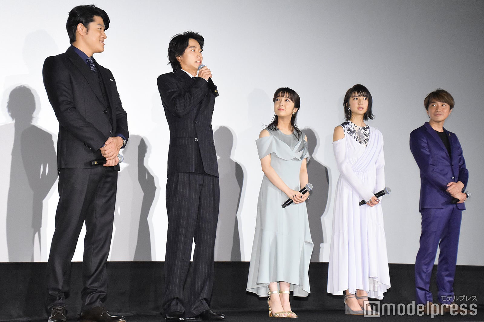 （左から）鈴木亮平、山崎賢人、上白石萌音、上白石萌歌、橋本光二監督 （C）モデルプレス