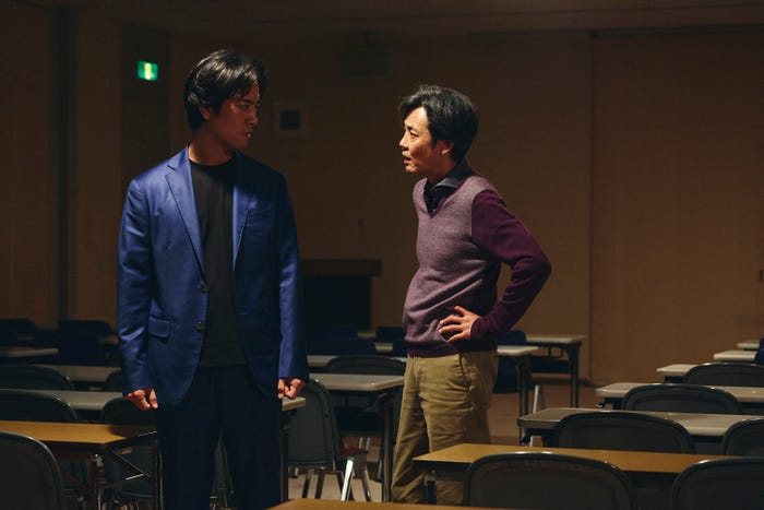 桐谷健太、岡部たかし「Qrosの女」第6話(C)「Qrosの女」製作委員会